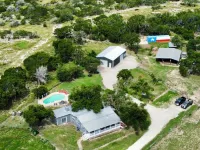 The Porch & Prairie Ranch, Sleeps 20! Peaceful Oasis, Pool, Jacuzzi, Events! Hotels in Kimble County
