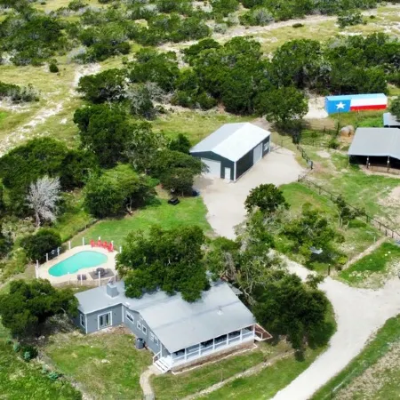 The Porch & Prairie Ranch, Sleeps 20! Peaceful Oasis, Pool, Jacuzzi, Events!