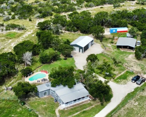 The Porch & Prairie Ranch, Sleeps 20! Peaceful Oasis, Pool, Jacuzzi, Events! Hotels in Kimble County