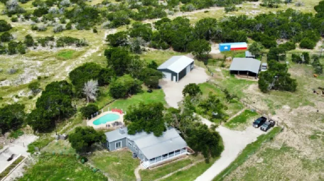 The Porch & Prairie Ranch, Sleeps 20! Peaceful Oasis, Pool, Jacuzzi, Events!