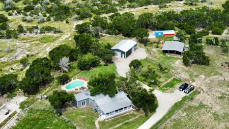 The Porch & Prairie Ranch, Sleeps 20! Peaceful Oasis, Pool, Jacuzzi, Events!