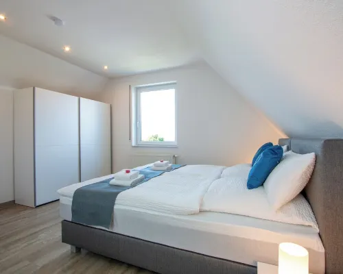 Central, stylish and modern holiday apartment with balcony and box-spring beds Hotels in Mohnesee