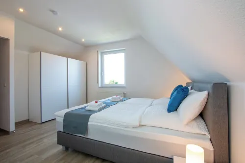 Central, stylish and modern holiday apartment with balcony and box-spring beds