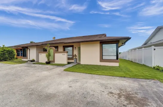 Charming lake view 3-bedroom in pleasant Fort Lauderdale