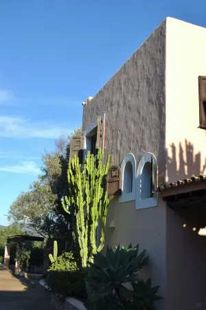 Villa Cas Berris - Ibizan Style with Private Pool and Panoramic Views Отели рядом с достопримечательностью «Platja Des Cavallet»