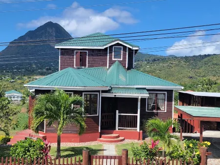 Breathtaking Piton views, alluring sunsets over Caribbean Sea 5 min from beach