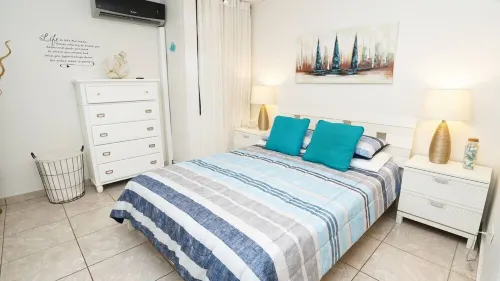 Beautiful Quiet and Luxurious Apartment Overviewing the Renaissance Marina!