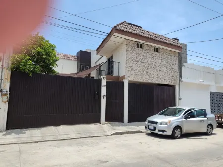 Amplia Casa Familiar con Alberca Cerca de la Playa