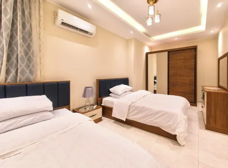 Downtown Cairo. New cozy spacious luxurious apartment. 4mins walk  Metro Отели рядом с достопримечательностью «Каирский университет»