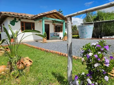 Cabin with view of the mountains and the city, ideal for families and couples. โรงแรมใน