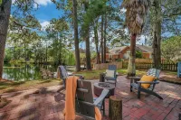 Backyard lake oasis, close to Tybee & Downtown, Low Country Lake Retreat