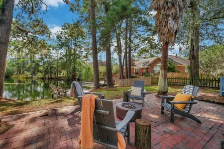 Backyard lake oasis, close to Tybee & Downtown, Low Country Lake Retreat