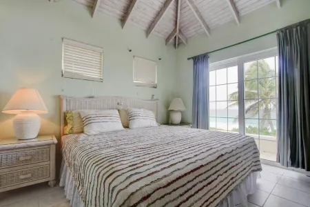 Bullens Bluff Beachfront Home Отели рядом с достопримечательностью «Остров Харбор»