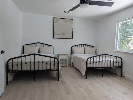 Spacious 6-bedroom house in marvelous Clovis with WiFi, AC