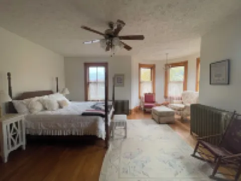 Historic Family 6-bedroom home on delightful 2nd Street in Oakland, MD