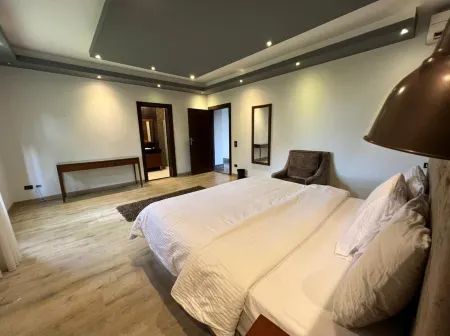 Spacious 6-bedroom country house in delightful Giza Governorate with AC, WiFi