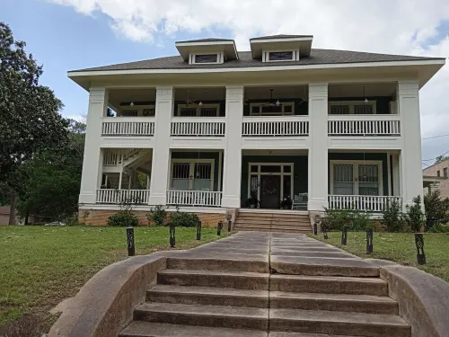 Large, charming 2-bedroom apartment with modern amenities within a historic home