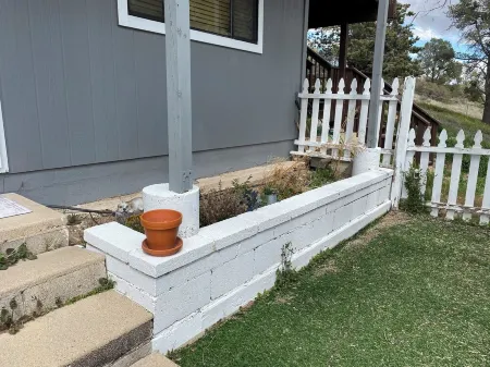 Beautifully furnished private Pet Friendly place with private fenced yard Отели рядом с достопримечательностью «Университет Эмбри-Риддл Аэронаутикал в Прескотт»