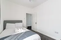 Vibrant 3-Bed Home With Netflix and Large Diner Near Retail and National Parks Hotels in Pontypridd