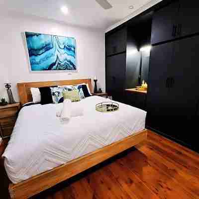 4 BEDROOM TROPICAL HOME + LAP POOL + PARKING FOR CARAVANS, BOATS OR TRAILERS. Rooms