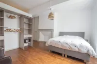 Renovated farmhouse with swimmingpool and beautiful view Hotels in Condom