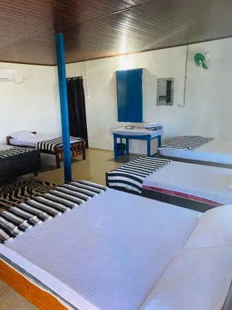 Cliff beach chalet with private beach access near Varkala. Отели рядом с достопримечательностью «Fun Zone»