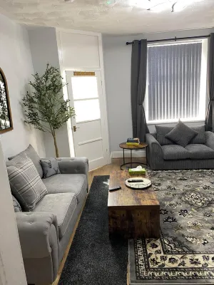 M65 House entire 2 bed house, sleeps 4, discounted and fully equipped. Hotels in Nelson