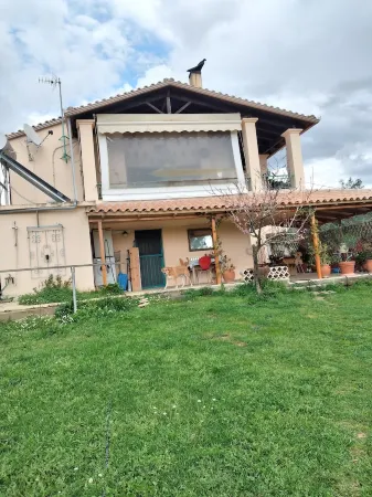 Cozy apartment with large property dog-friendly Отели в г. Трифилија