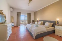 Luxury villa with best sea view in Lagos, Meia Praia, 6 rooms, 12 persons.