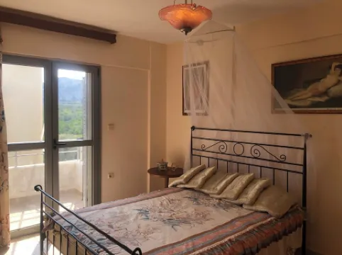 Appartement en bord de mer avec piscine. Vue à couper le souffle !