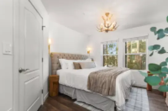 Luxury newly remodeled condo across Jordanelle Gondola Deer Valley East