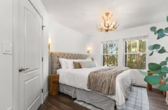 Luxury newly remodeled condo across Jordanelle Gondola Deer Valley East