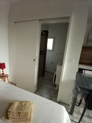 Studio 28 m square, garden level, no works. 뚤롱 대학 주변 호텔