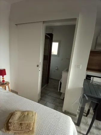 Studio 28 m square, garden level, no works.