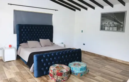 20 minutes from the city! Family-sized Farmhouse with pool & sauna!