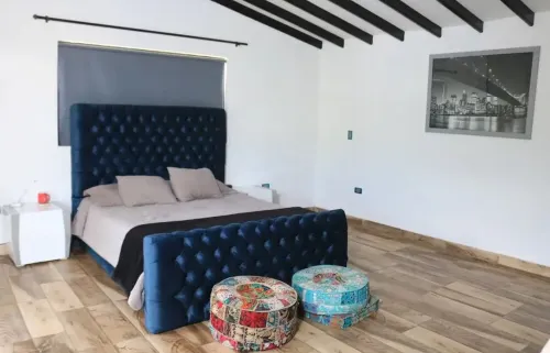 20 minutes from the city! Family-sized Farmhouse with pool & sauna! Hôtels à : La Vaca