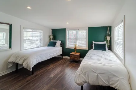 Boutique Home By The Falls Отели рядом с достопримечательностью «Nathaniel Dett Memorial Chapel British Methodist Episcopal Church»