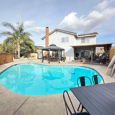 Tranquil Escape: 4-Bedroom Home with Modern Amenities and pool