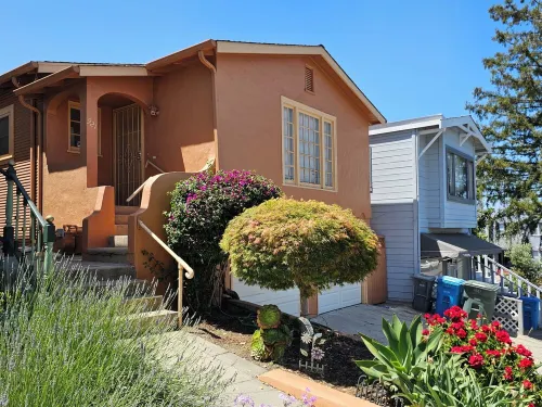 Chic & Classy 1-Bedroom House in Quiet Area.  Short Walk to Downtown and Ferry.
