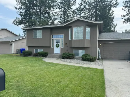 4-bed 2.5 bathroom in North Spokane with fitness room, WiFi, AC