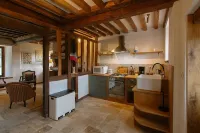 Cozy cottage for two on the prestigious Courtomer Estate — pets welcome! Hotels in Courtomer