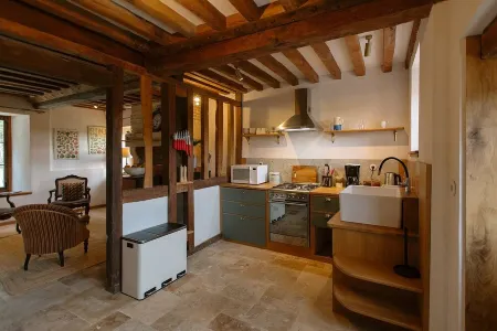 Cozy cottage for two on the prestigious Courtomer Estate — pets welcome!