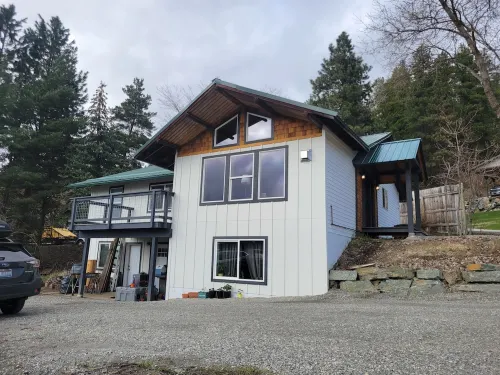 Charming 3/2 home with deck to enjoy mountain views in peaceful Bonners Ferry