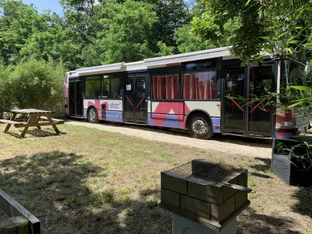 Unusual 4-person accommodation with swimming pool Отели рядом со станцией Gare de Roanne