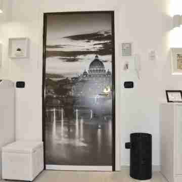 Minutes from downtown with the subway only 20 m from the house. Others