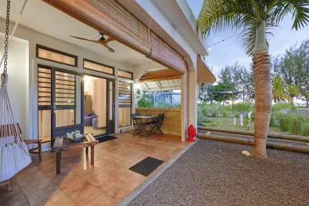 Charming 1 bedroom studio sea front and  huge  creole garden with AC, WiFi