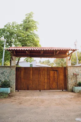 Spacious 5-bedroom house with capacity of 20+ people in Playa Metalio Sonsonate Hotels in 
