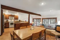 Harbor Cove 78- Harbor Springs Condo with private beach & close to skiing