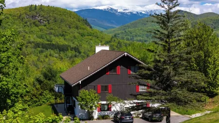 Prime spot & stunning mountain views by Storyland! Отели рядом с достопримечательностью «Yogi Bear's Jellystone Park Camp-Resort: Glen Ellis, NH»