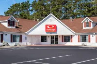 Econo Lodge Inn & Suites - parking